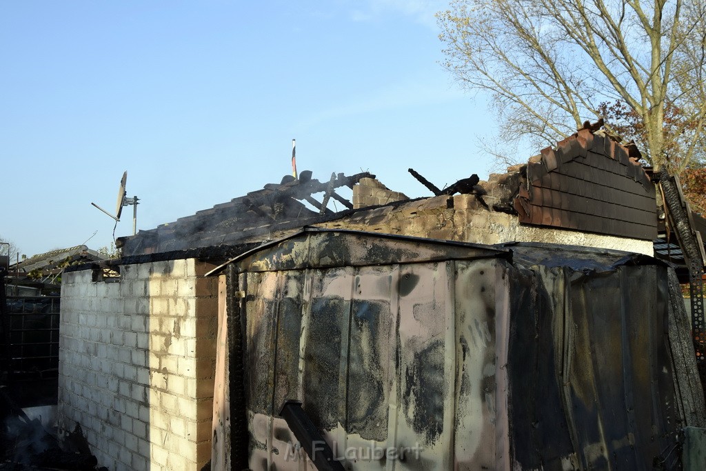 Feuer 1 brannten 3 Lauben Koeln Fuehlingen Kriegerhofstr P083.JPG - Miklos Laubert